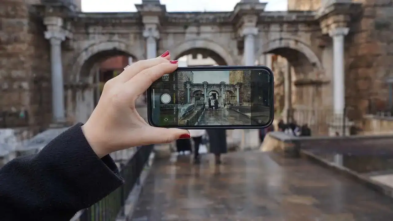 Antalya’da Yılbaşı Hareketliliği: Sokaklar Dolup Taştı! 2